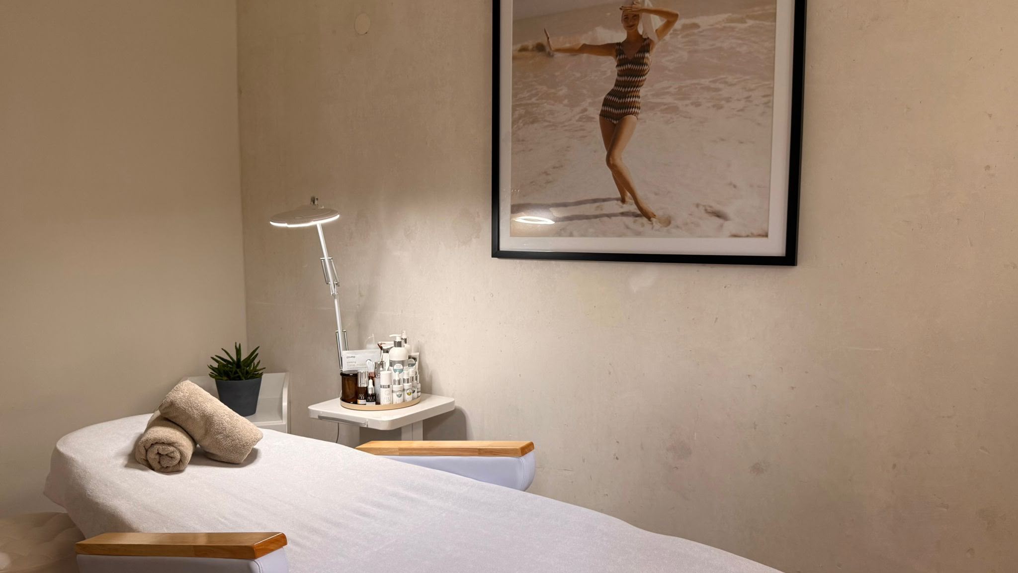 Behandlungsraum im Moments mit Behandlungsliege und warmem Interieur